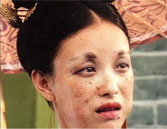 这样的扮丑才是真正的扮丑,演员一点偶像包袱都没有,反差颇大