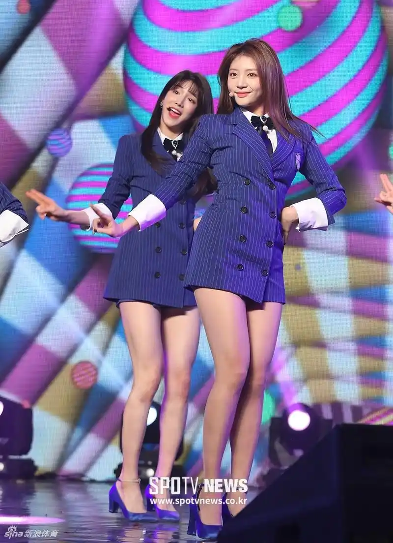 韩国足球联赛颁奖礼长腿女团助阵