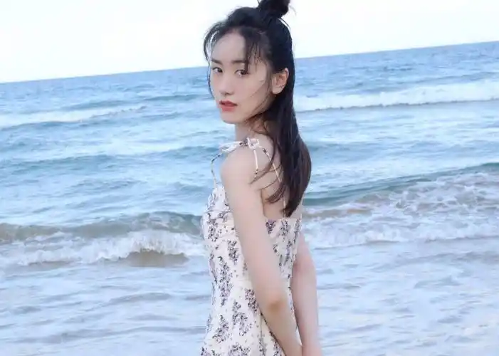 袁冰妍穿吊带裙在海边拍照,肤白貌美很吸睛,这小细腿更是绝了_苗条