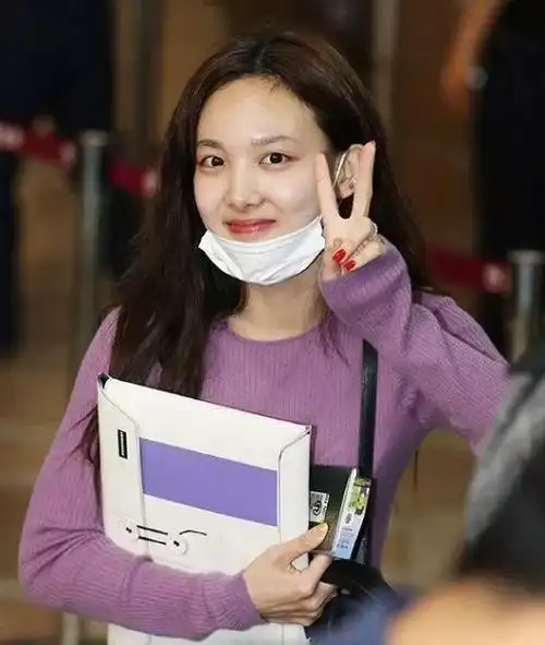 林娜琏半素颜现身机场可爱兔牙抢镜获赞无数