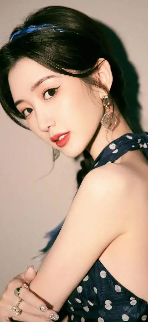 壁纸分享,有颜值有演技的毛晓彤,而且还是一个甜妹子