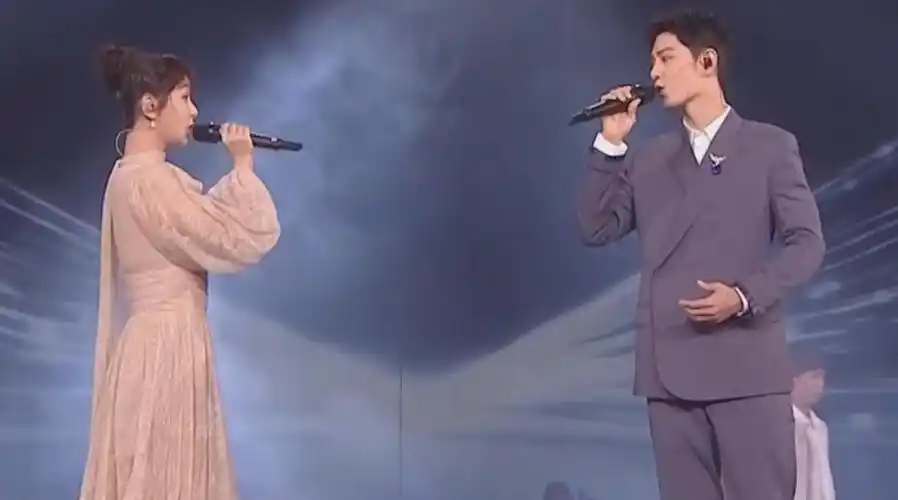 肖战近来爆火,与杨紫同台牵手合唱情歌,情意绵绵堪称绝配!