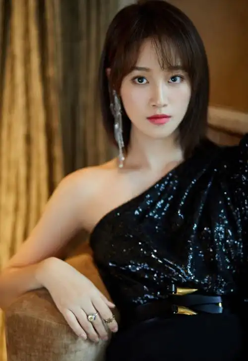 简介:蓝盈莹酷美干练写真图片,分享一组蓝盈莹图片给大家,图中的明星