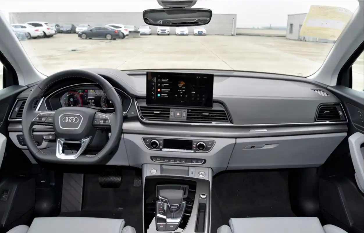 全新奥迪q5l实拍来了设计更激进内饰质感更突出又要领跑了