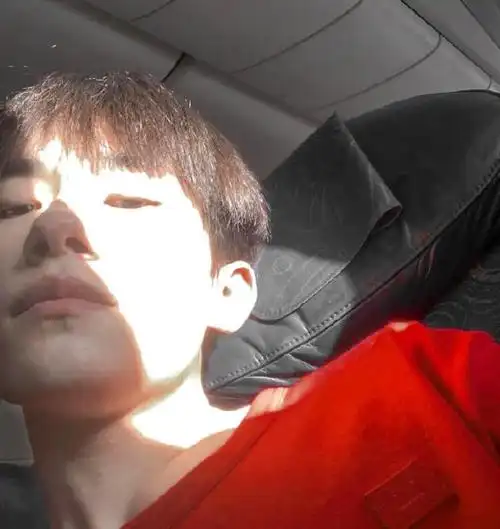 易烊千玺怼脸自拍合集