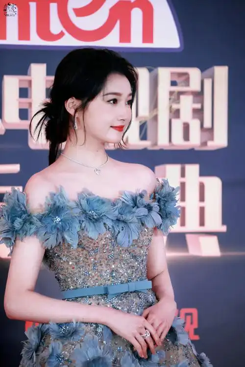 关晓彤抹胸浪花裙