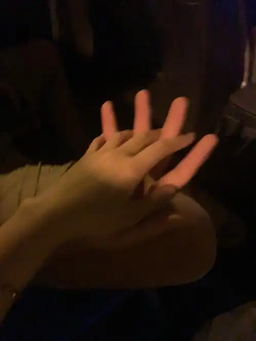 要跟男朋友拍很多牵手的照片