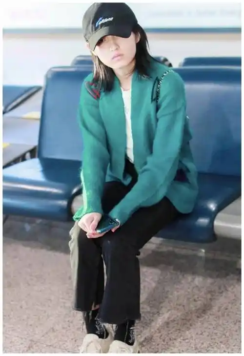 18岁张子枫现身机场,羽绒服配牛仔裤气质全开,绿色针织衫最吸睛