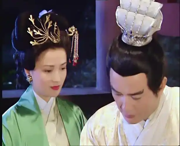 看看何晴在1994年播出的《三国演义》中扮演小乔的造型,其实古典美人