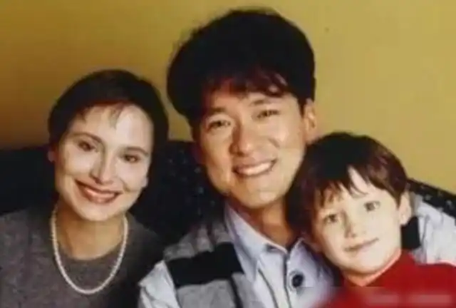 成名之后,周华健没有忘记与康粹兰的恩爱时光,即便红遍了大街小巷