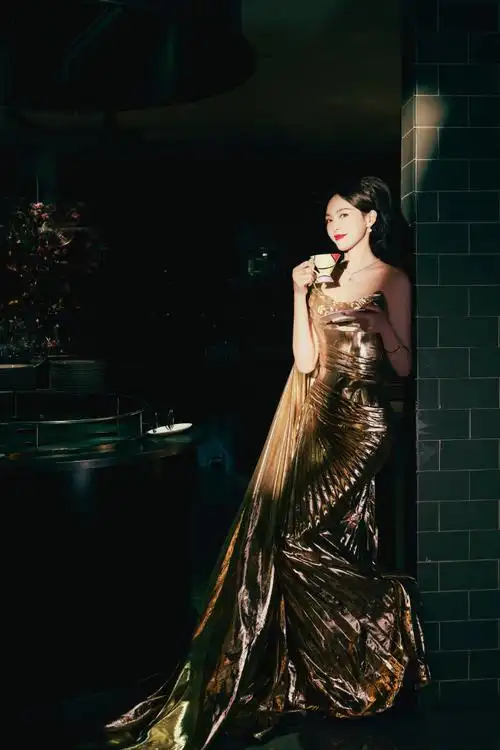 唐嫣超话96#微博之夜#光影点亮金色浪漫,摩登撞色,鎏光盈盈,优雅不