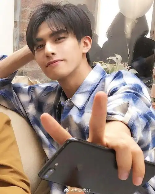 求宋威龙生图自拍生活照