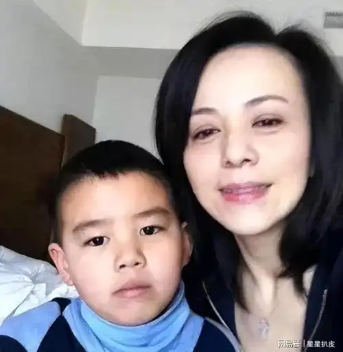 王琳成婚前几年日子过的非常高兴,王琳丈夫对她非常心疼,尤为是拍戏时