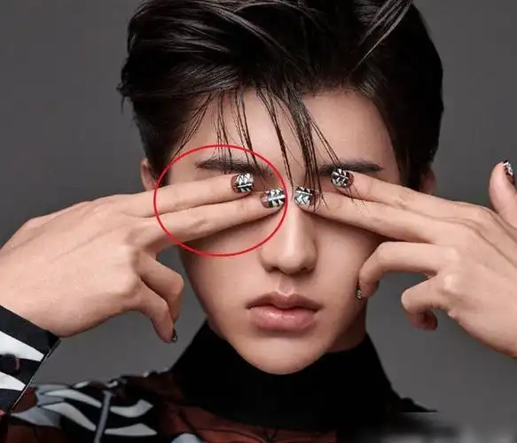 蔡徐坤带火枫叶美甲显得手指细长成00后最爱过年爆款