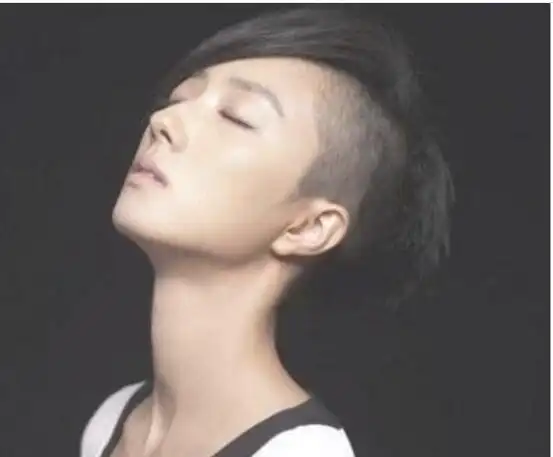 短发发型 >详细内容侧分式的女生剃鬓角短发发型,侧边的头发被剃得很