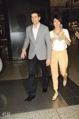 梁咏琪与老公机场秀恩爱 全程面露甜笑