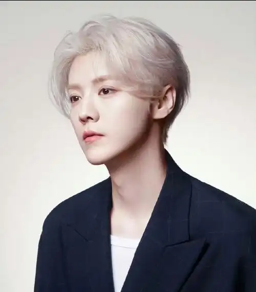 鹿晗关晓彤合体聚餐引热议,男方衣着单薄火力旺,同坐后排感情好