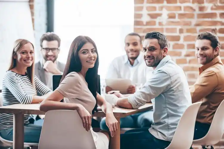 一群在办公室里工作的年轻人合影团队交流沟通会议