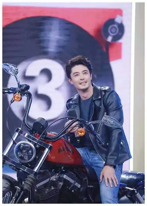 霍建华出席活动,39岁穿卫衣搭牛仔裤少年感十足,身高177腿好长_运动