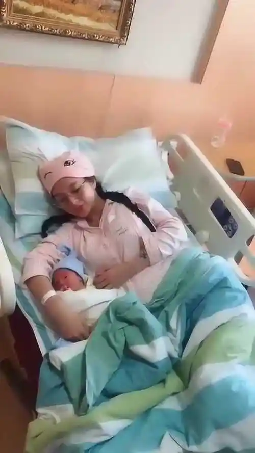 刚生完孩子出产房,看到宝宝那一刻,感觉一切都值得!