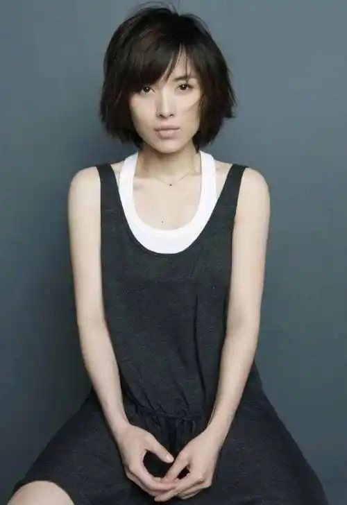 靳东老婆年轻时青春文艺,如今44岁满头白发,自然老去气质却很好