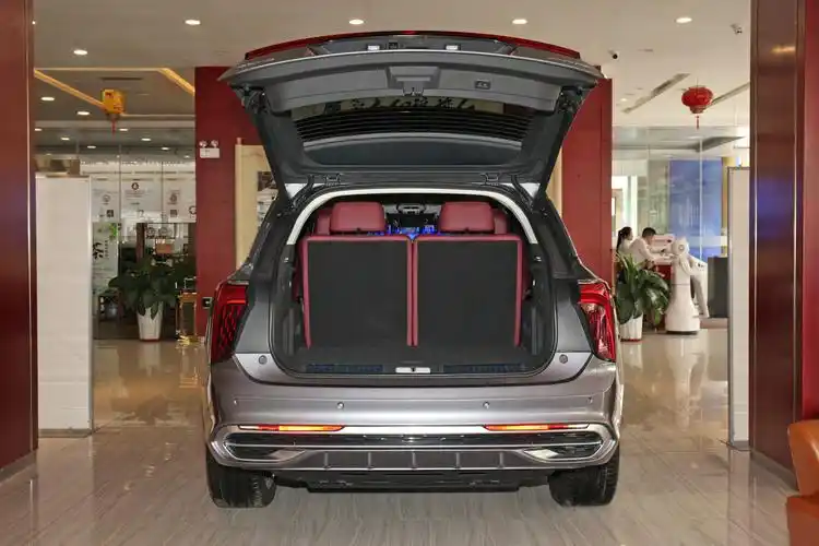 红旗e-hs9后备厢空间表现还算不错,放倒后排座椅后,能够进一步扩展