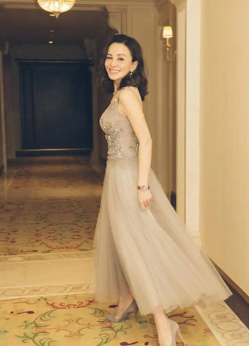 原创雪姨王琳近照释出穿粉裙子身材不输少女根本不像49岁