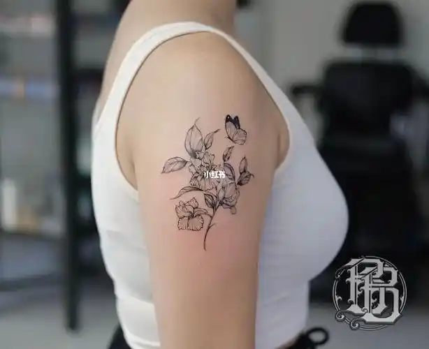鸢尾花 女生纹身