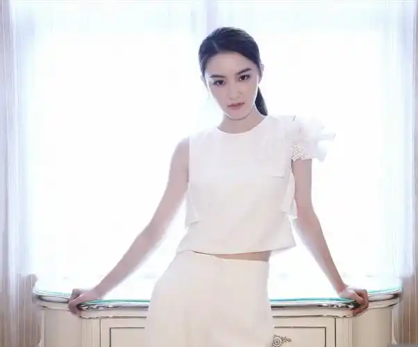 梁婧娴若隐若现的微笑之下带着一丝丝的高冷优雅