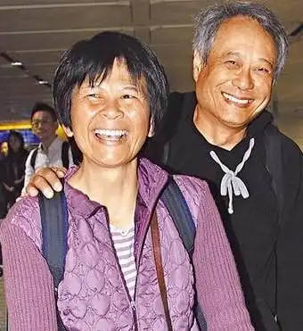 李安为母亲贺寿行跪拜礼 座谈会自曝被妻子追求