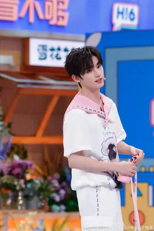 丁程鑫深u#78#王俊凯追丁程鑫#    衣服上小时候的照片也太萌了