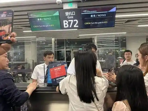 广州白云机场航班大面积延误 南航延误8小时后通告引发旅客质疑