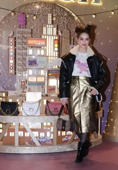 昆凌一身穿搭挺显胖夹克配了半裙比例有点不协调但不怎么丑