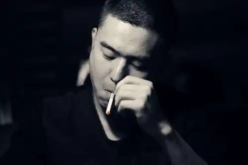 吸烟伤感图片男人