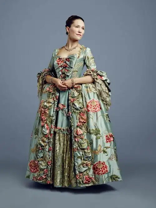 《古战场传奇》第二季,法国贵妇的洛可可服装