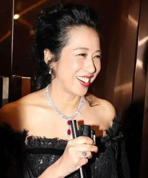 60岁朱玲玲真好看一双腰果眼最抢镜好命女人果然最美