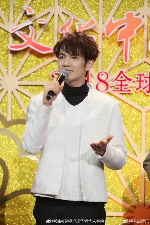 钟汉良#昨晚央视春晚的一首《龙的传人》,让我们看到了小哇正气十足