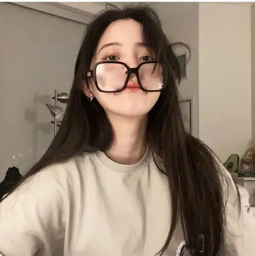 欧阳娜娜绿洲戴黑框眼镜托腮自拍表情搞怪潮范儿十足