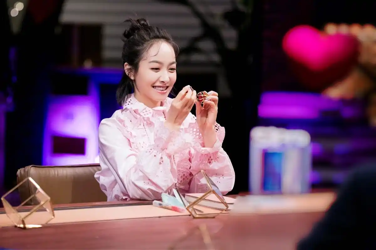 宋茜亮相心动的信号冰淇淋色造型演绎夏日浪漫