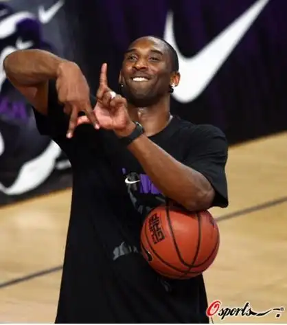 这个手势很像"la"!在这里la就代表洛杉矶,代表科比!