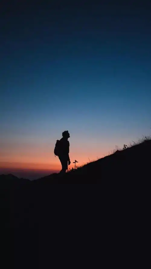 手机壁纸一个人天空下的背影