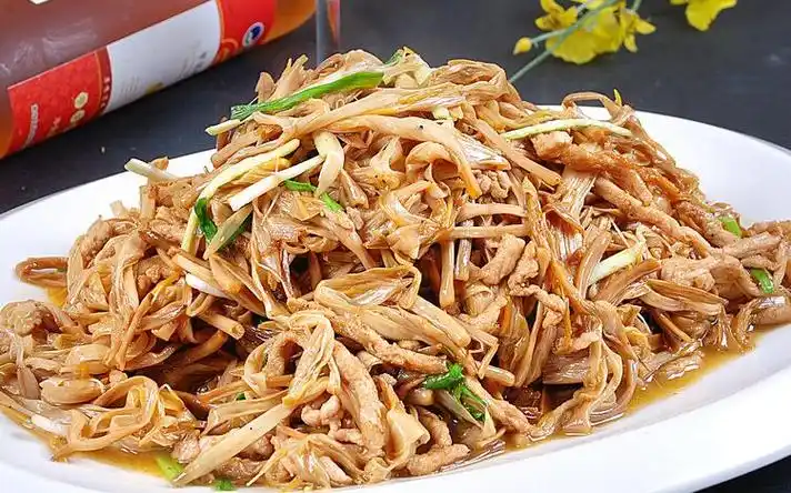 p>黄花菜炒鸡蛋是用黄花菜,鸡蛋制作的一道家常菜.