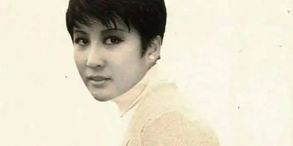 一代艳星丁佩李小龙的红颜知己被向华强圈养40多年仍不忘偶像