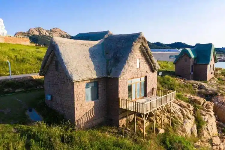 民宿周边的私家海滩游泳区,山顶的日出日落摄影台,以及儿童森林雕塑