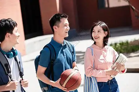 下课后的大学生在校园里图片素材