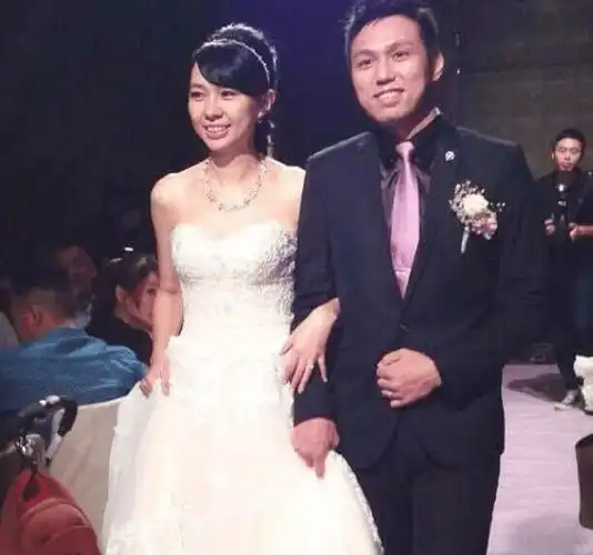 甜歌天后卓依婷罕晒近照不化妆皮肤白嫩一旁老公五官帅气