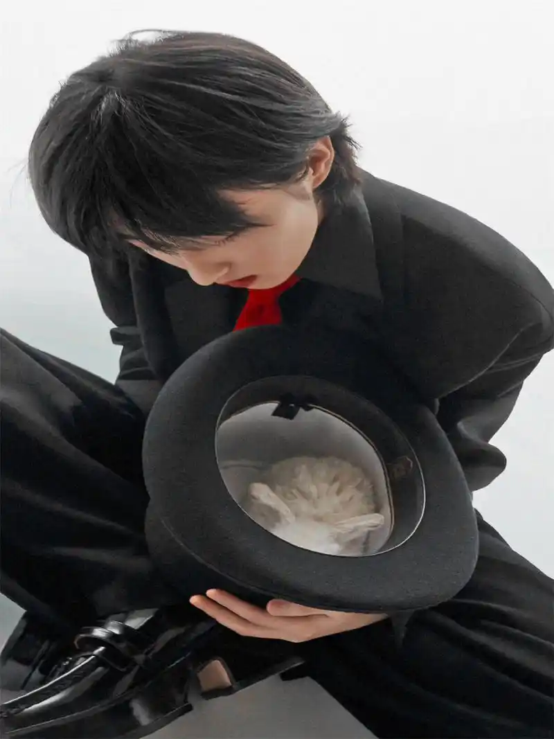 少年感还得是张子枫  在光影交错中,他以短发的形象出现在我们面前,那