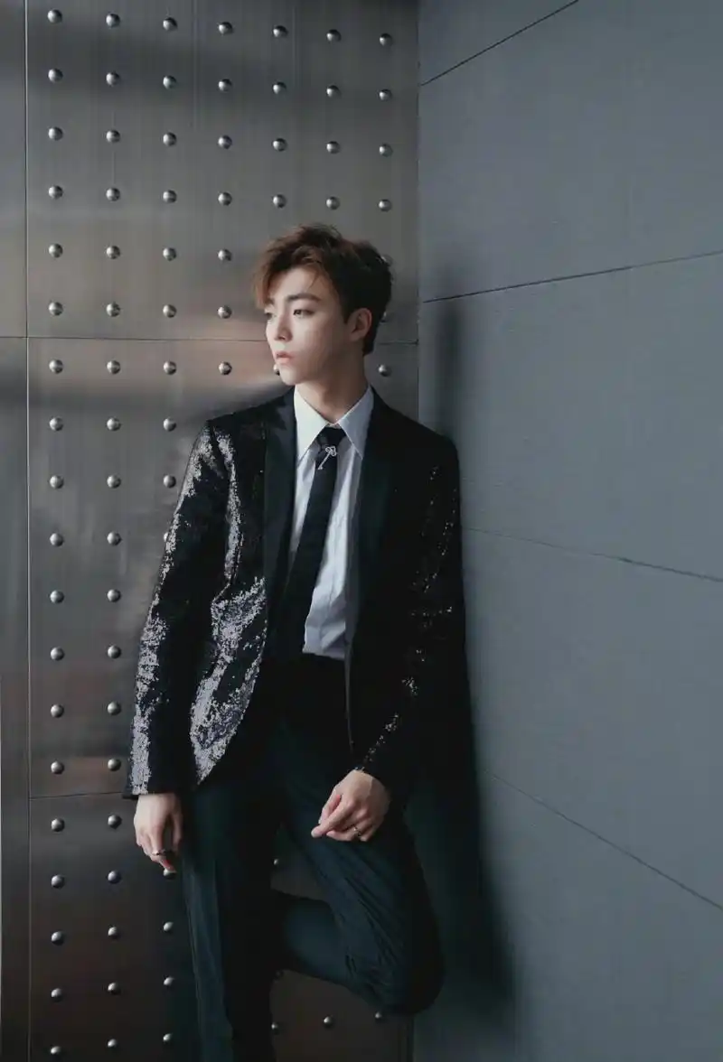 【陈立农亮片西装】 #陈立农# 身穿黑色亮片西装,佩戴tiffany keys