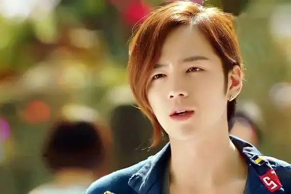 之前据韩国媒体爆料,有圈内人士透露出张根硕恋情的消息,据说张根硕是