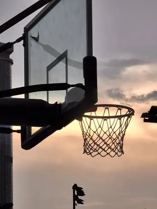 对于篮球迷来说,黄昏过后的球场,是最美的